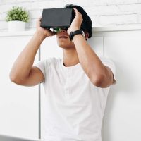 experiencing-virtual-reality-THX263N.jpg
